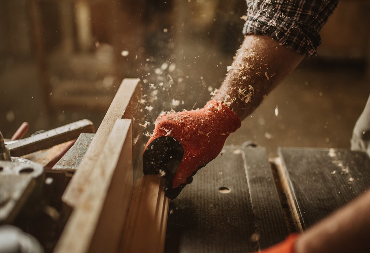 Hand an einer Holzsäge | © Adobe Stock