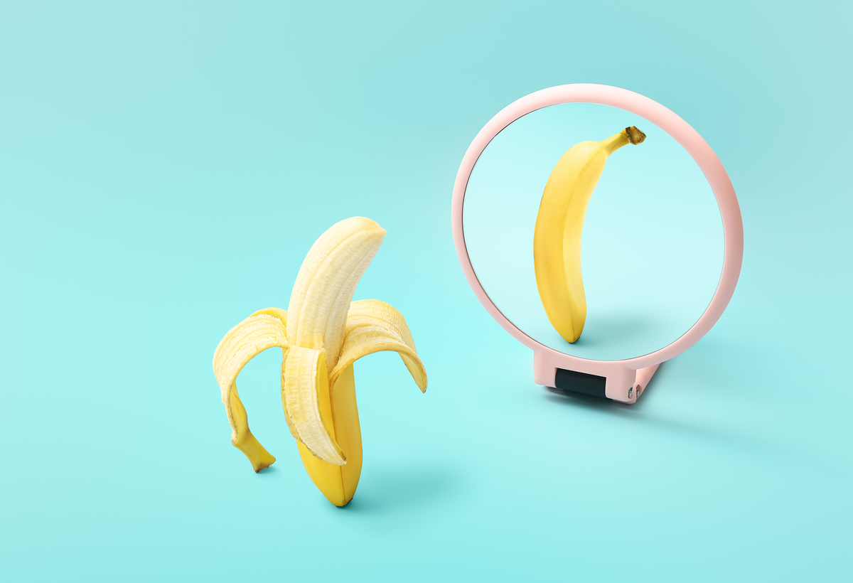 Banane schaut in den Spiegel. 