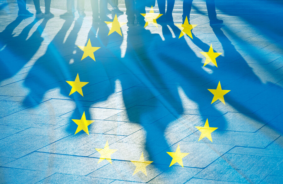 Europäische Flagge mit Personen als Schatten dargestellt | © Savvapanf Photo – stock.adobe.com