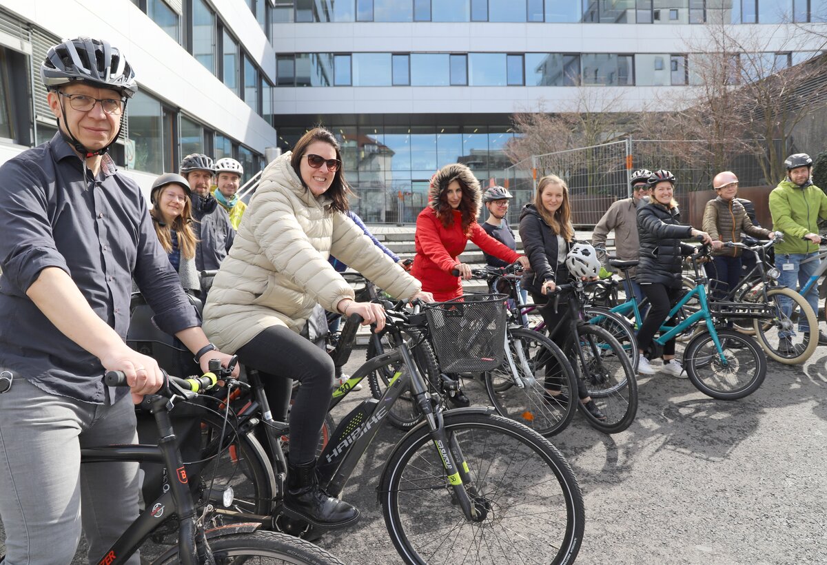 Zahlreiche Mitarbeitende der FHV bewältigen ihren täglichen Arbeitsweg auf nachhaltige Art und Weise mit dem Fahrrad. | © FHV