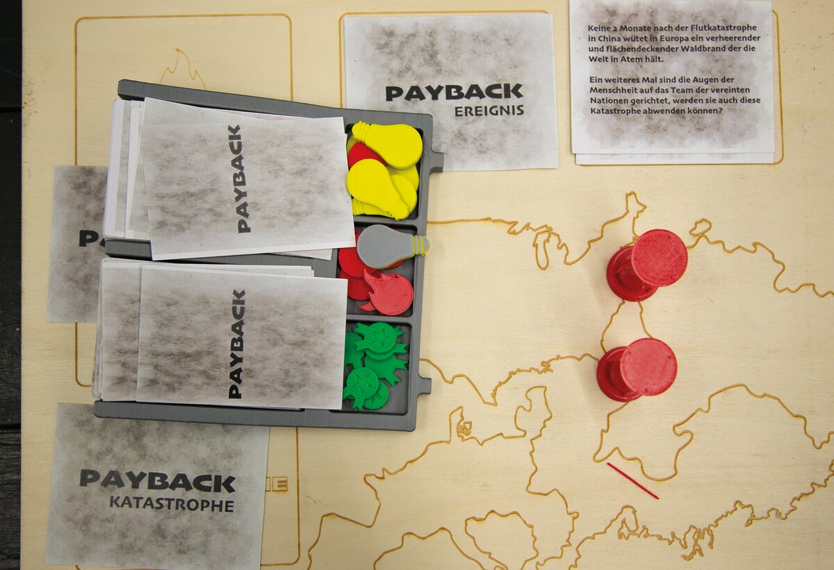 Analoges Game | © Fachbereich Gestaltung FHV Spielbrett mit Figuren und Spielkarten | © Fachbereich Gestaltung FHV
