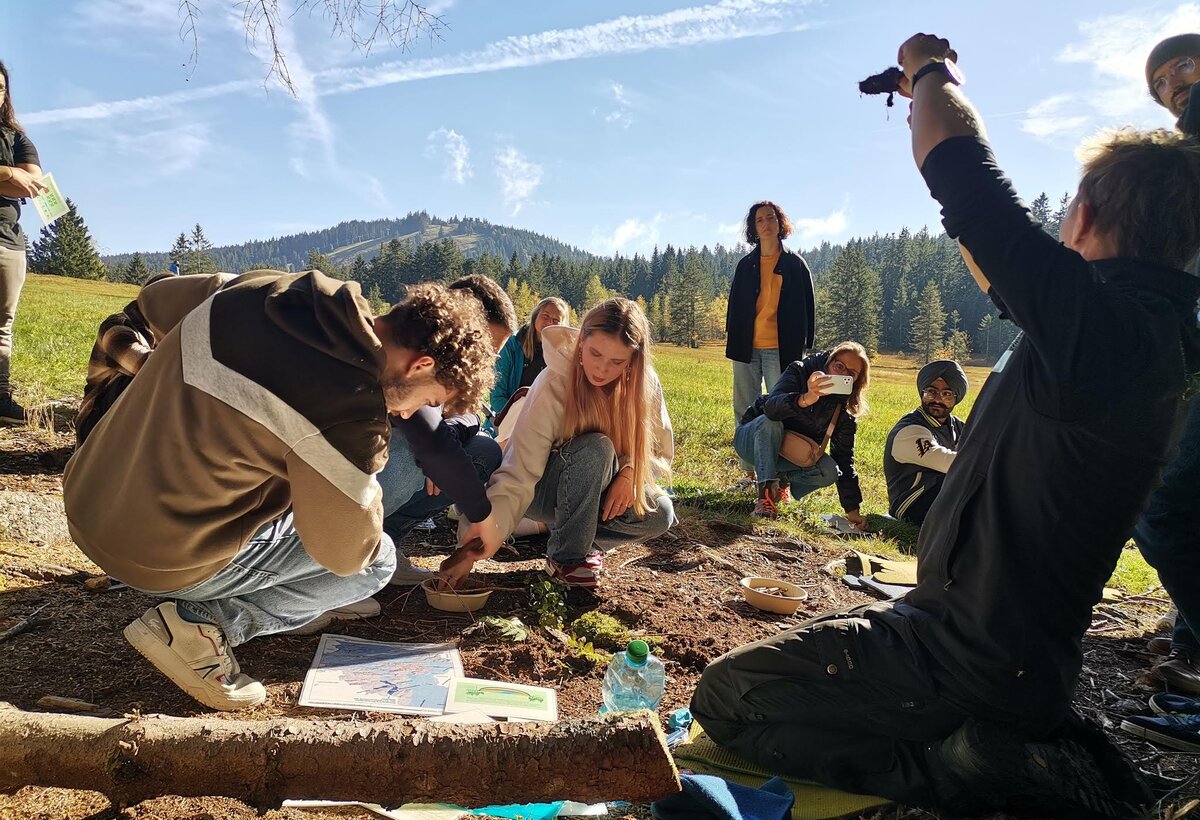 GameChangingGames@Fohramoos | © ©fachbereich-gestaltung-fhv Gruppe Intermedia Studierender im Freien beim Arbeiten | © ©fachbereich-gestaltung-fhv