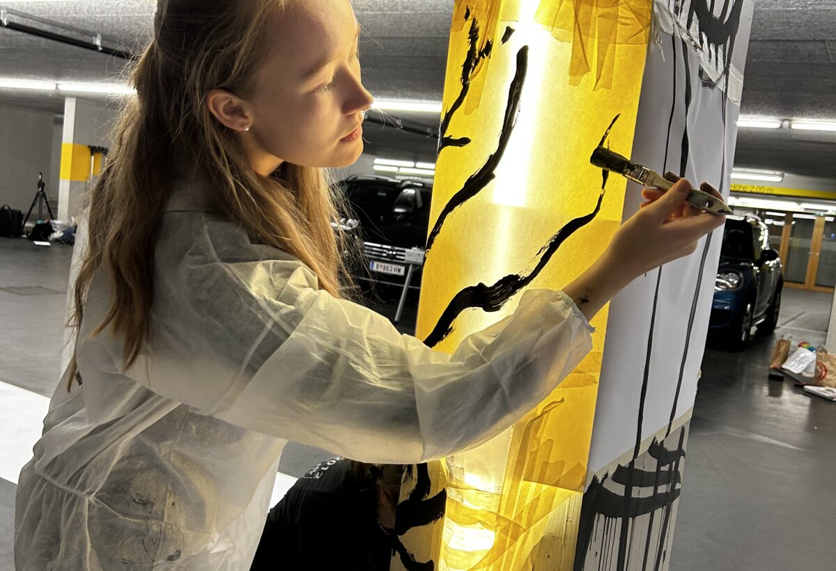 Fachbereich Gestaltung FHV | © ©fachbereich-gestaltung-fhv InterMedia Studentin malt eine Säule in der Tiefgarage gelb an | © ©fachbereich-gestaltung-fhv