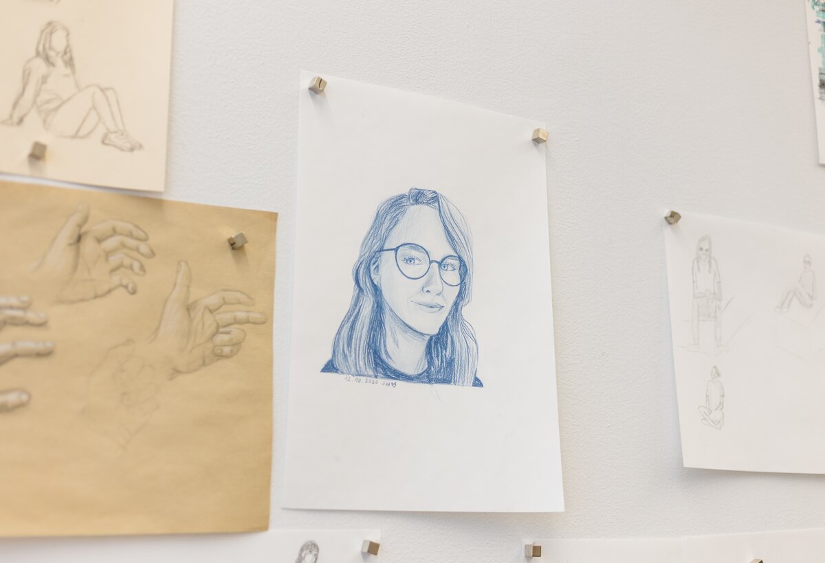 Bleistiftzeichnung eines Mädchens das an der Wand hängt, InterMedia Gestaltung FHV | © Nina Bröll