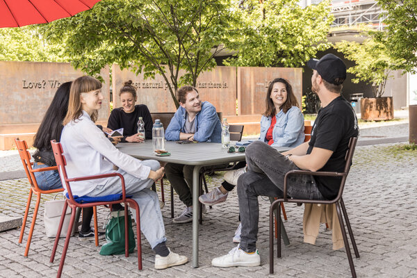 Studenten am Tisch im Freien an der FHV  | © Patricia Keckeis