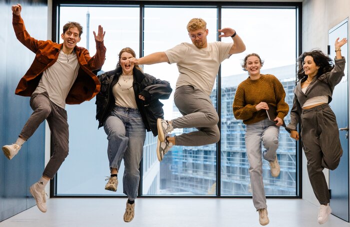 Bild von 5 Studierenden der FHV die in die Luft springen | © Bröll
