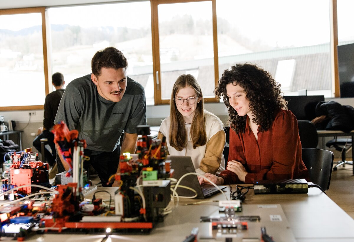 Bild von Studierenden vor einem Technik-Projekt