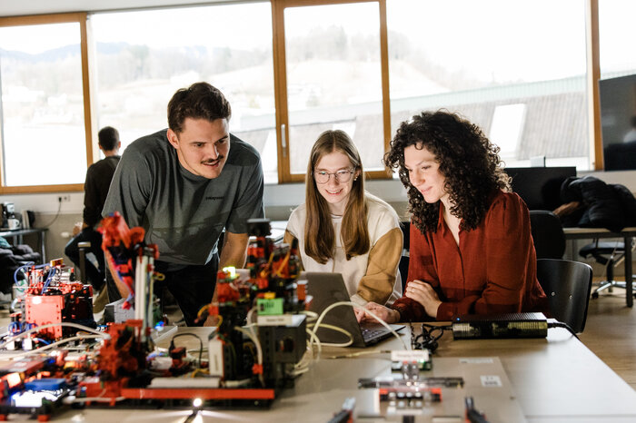 Bild von Studierenden vor einem Technik-Projekt | © Nina Bröll