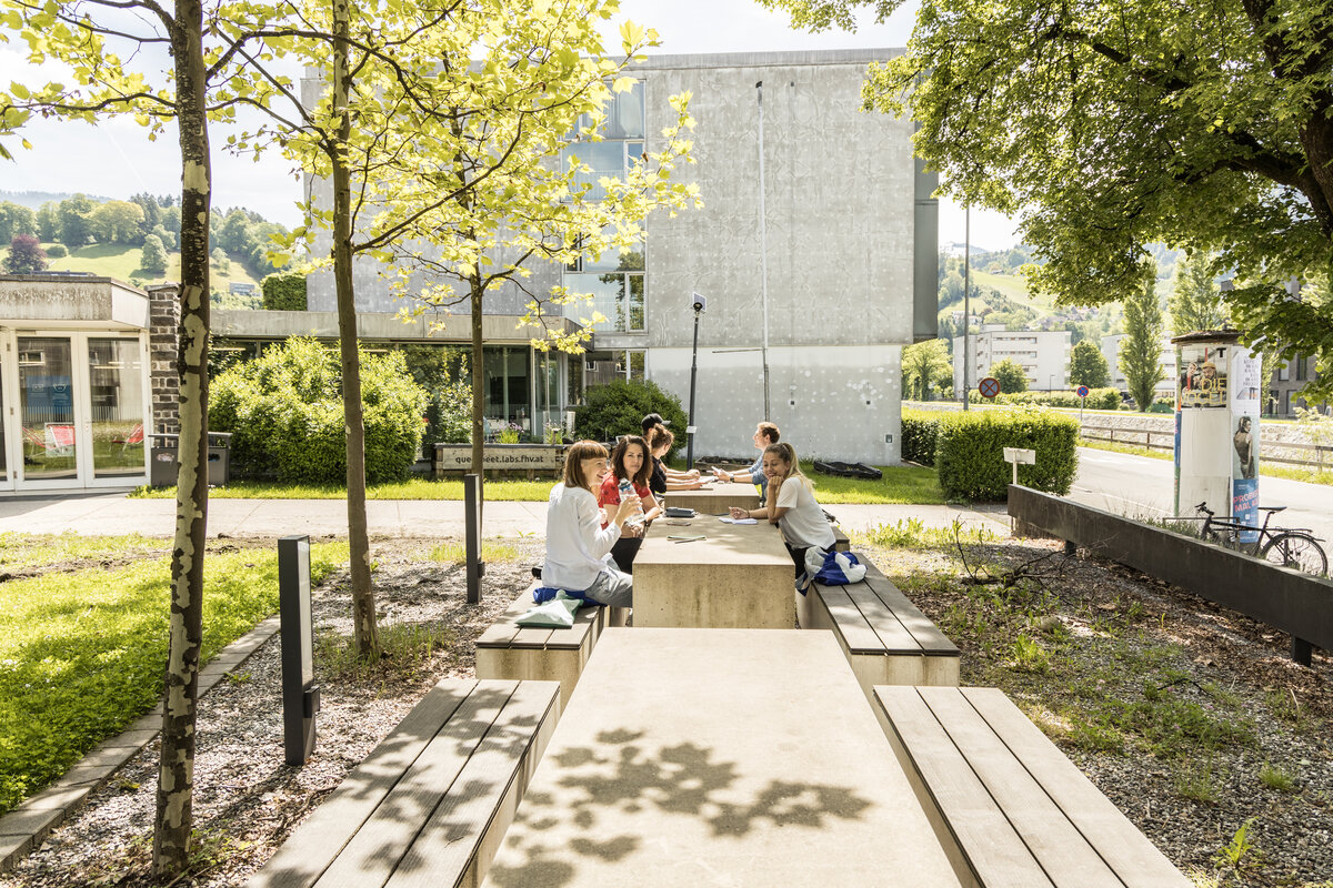 Studierende der FHV auf Sitzbänken im Freien | © Patricia Keckeis