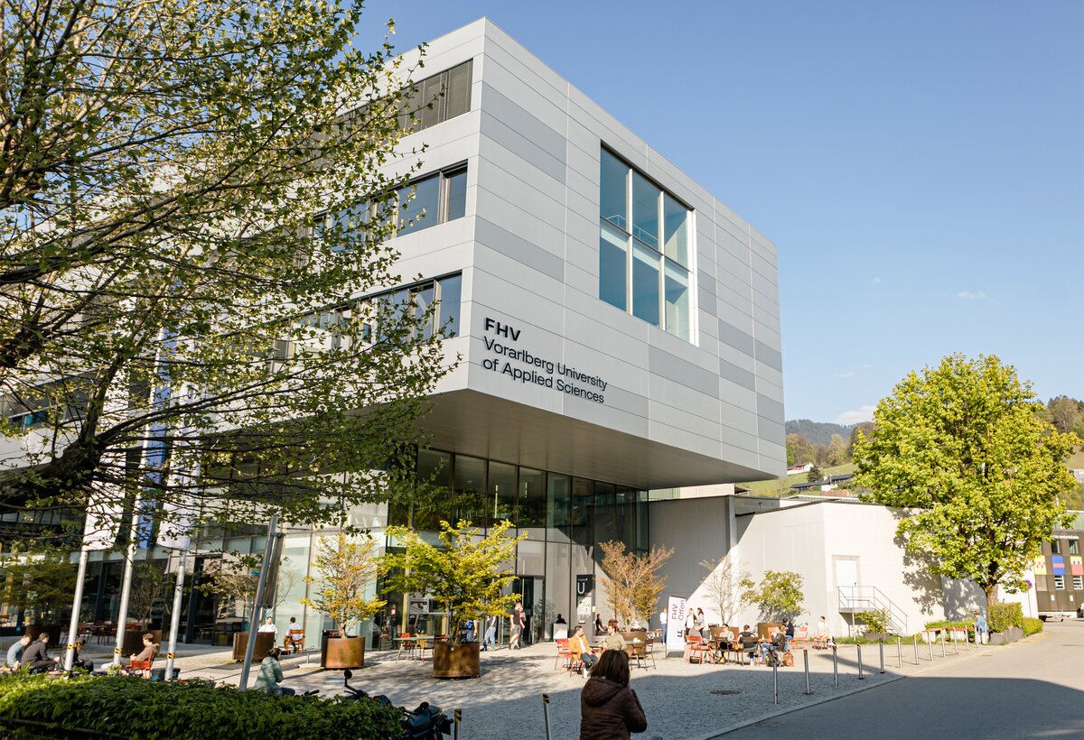 Das Hauptgebäude und Campus an der Fachhochschule Vorarlberg in Dornbirn  | © Nina Bröll