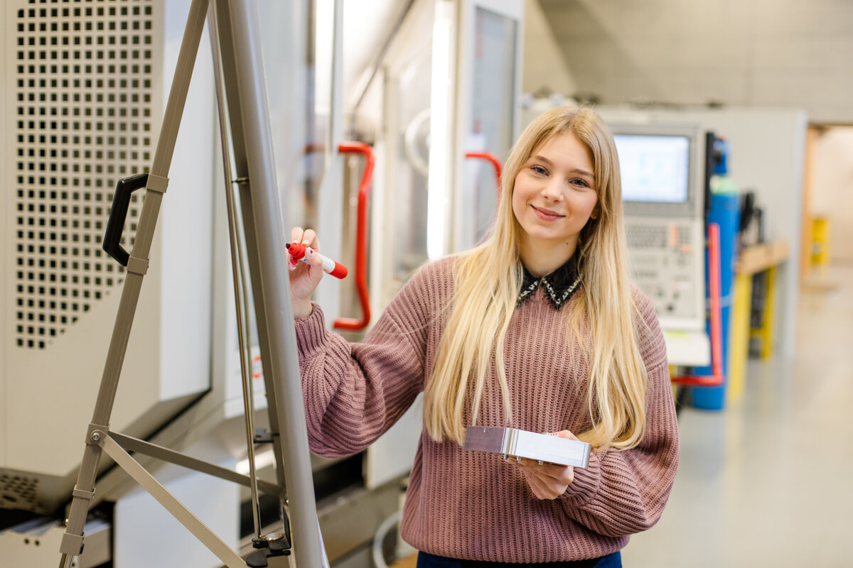 Als Wirtschaftsingenieur:in koordinierst du viele wichtige betriebliche Schnittstellen, die Technologie, Branchen und Geschäftsmodelle betreffen. | © FHV/Nina Bröll