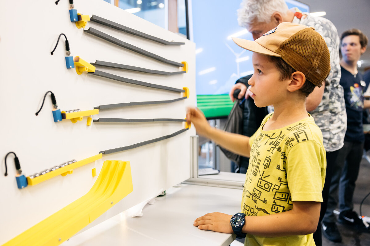 Junge  bei der Langen Nacht der Forschung  | © Lisa Mathis