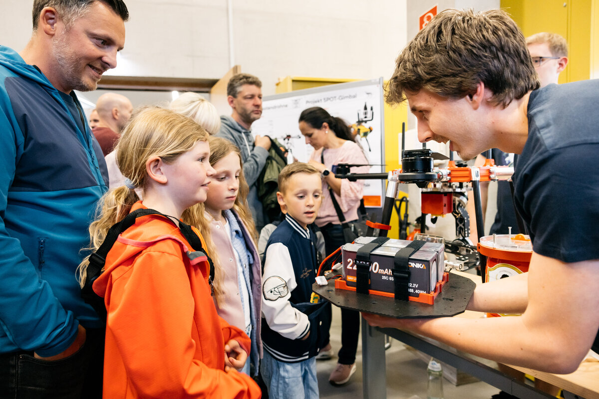 Kinder bei der Langen Nacht der Forschung | © Lisa Mathis