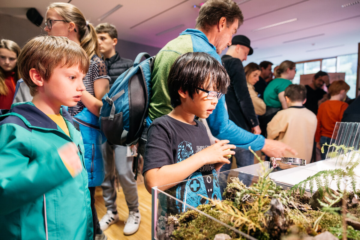 Kinder bei der Langen Nacht der Forschung 2024 | © Lisa Mathis