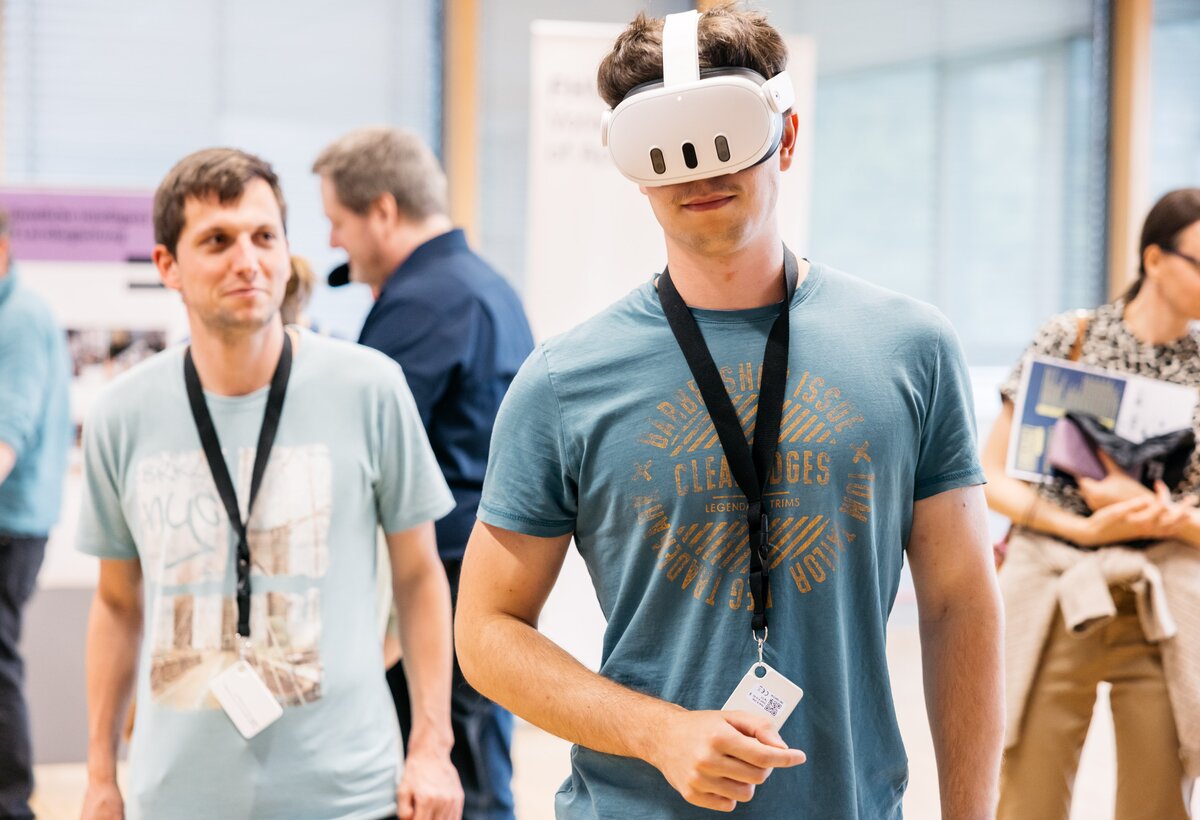 Mann mit 3D Brille an der FHV | © Lisa Mathis