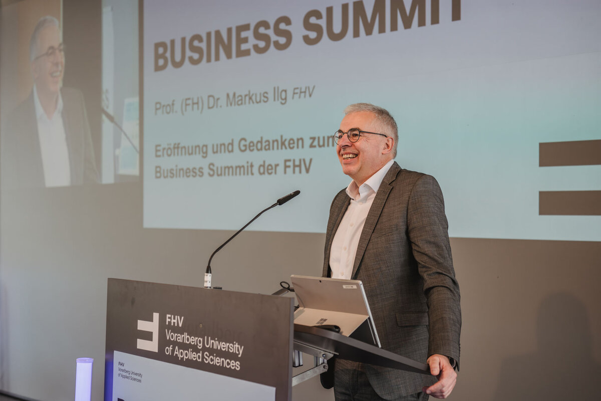 Marukus Ilg am Rednerpult. Begrüßt die Gäste des Business Summit 2025. | © FHV