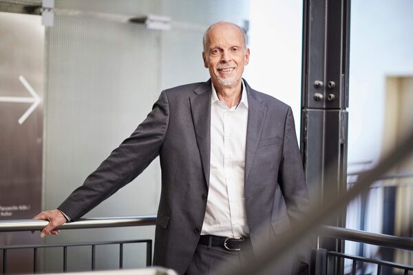 Das ist eine Portraitfoto von Dr. Hans-Georg Häusel . 