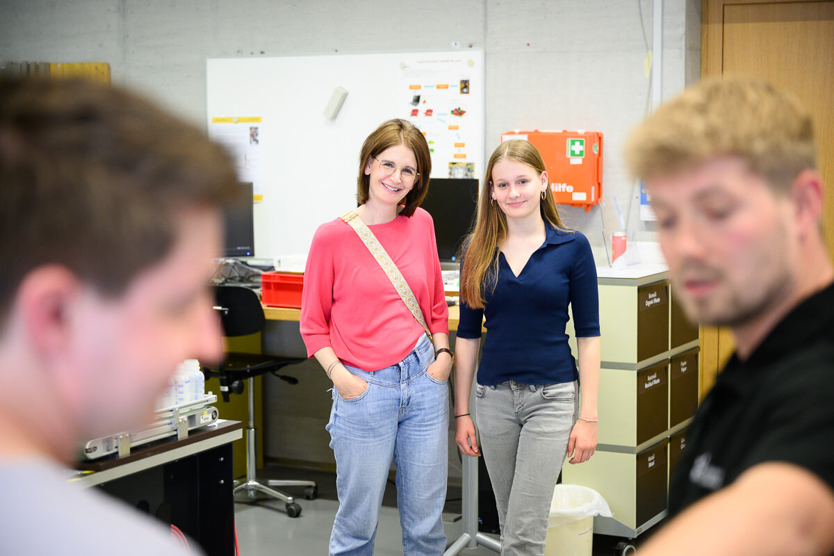 Interessierte im Technik-Labor | © Matthias Rhomberg