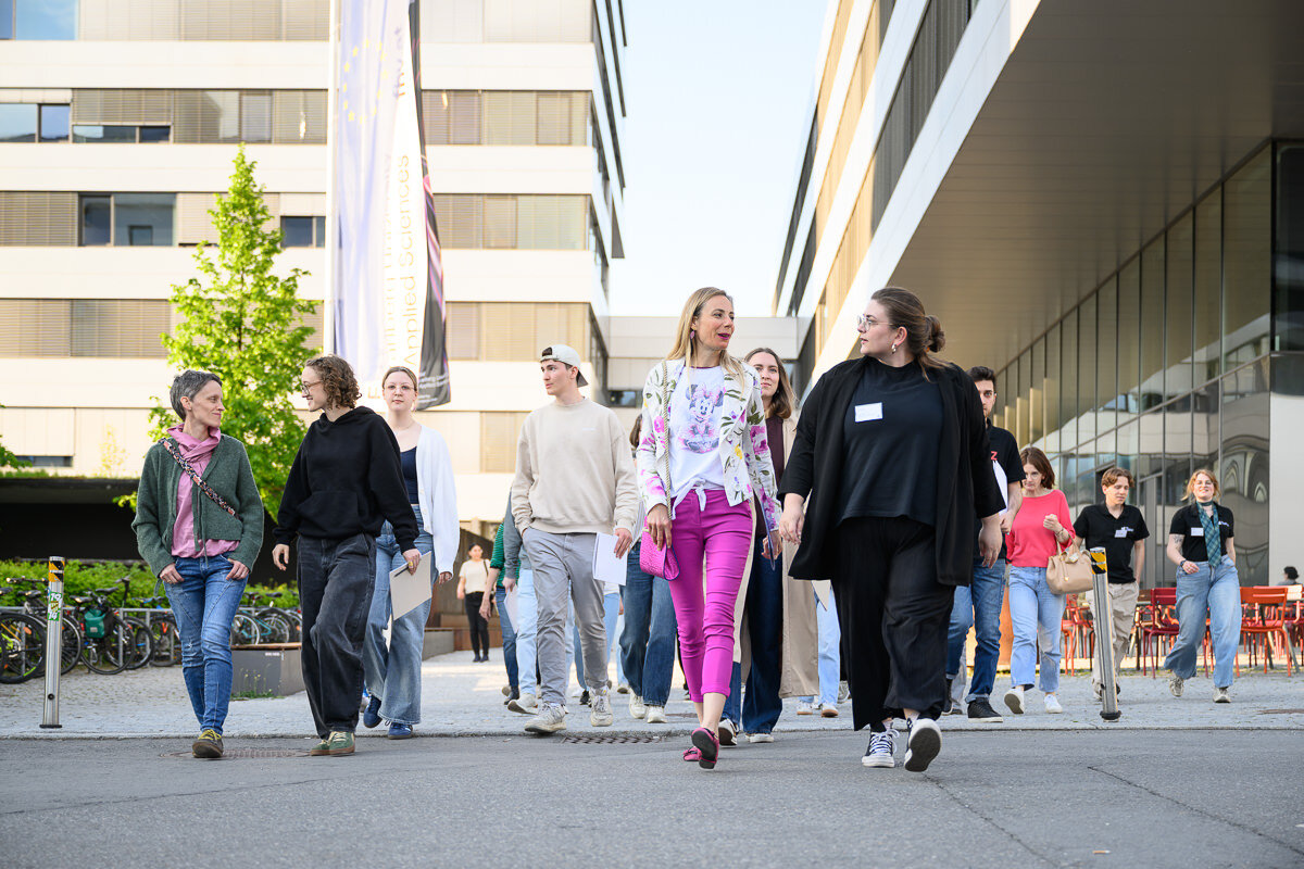 Interessierte bei einer Führung am Infoabend 2025 | © Matthias Rhomberg