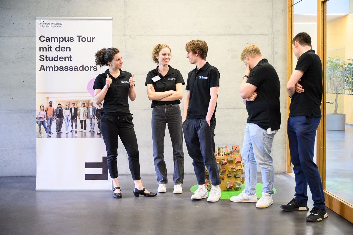 FHV Student Ambassadors machen die Campus Tour | © Matthias Rhomberg