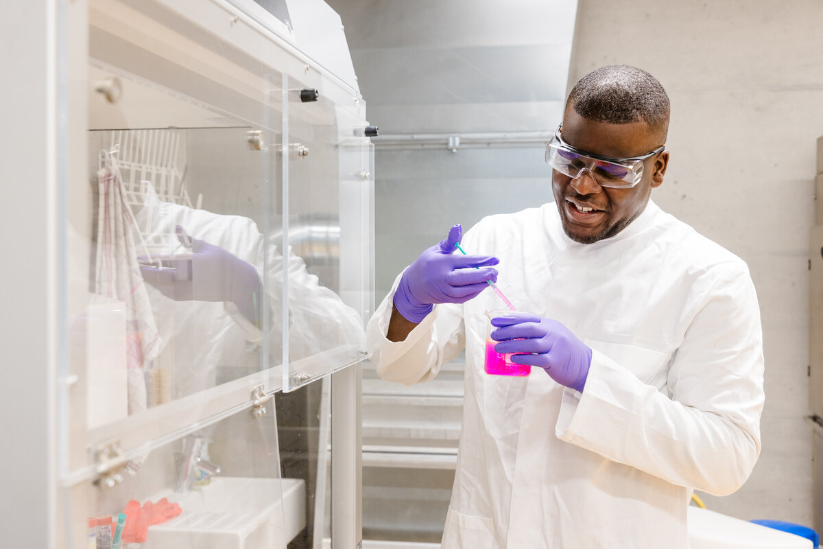 An der FHV wird Student Ambassador Nonye darauf vorbereitet, an Schnittstellen mitzuwirken und nachhaltige Lösungen zu finden. | © FHV/Nina Bröll