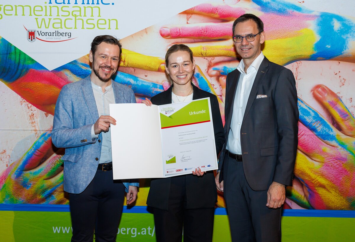 Fabian Rebitzer und Isabella Maier-Venc mit LH Markus Wallner (vl) bei der Zertifikatsübergabe. | © Land Vorarlberg/Hofmeister