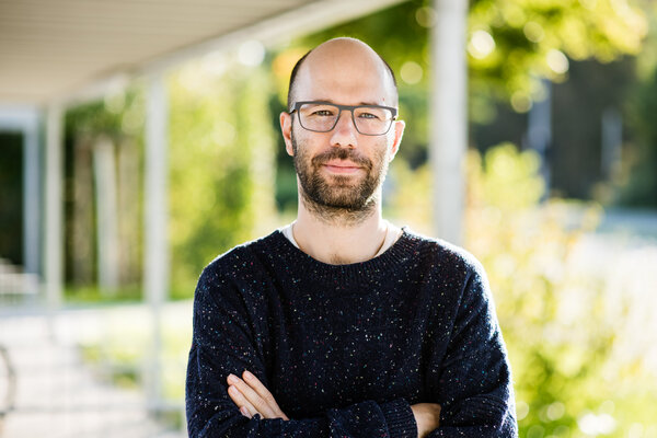 Benedikt Groß hält einen Vortrag bei der OpenIdea der FHV mit dem Titel: Zukünfte gestalten