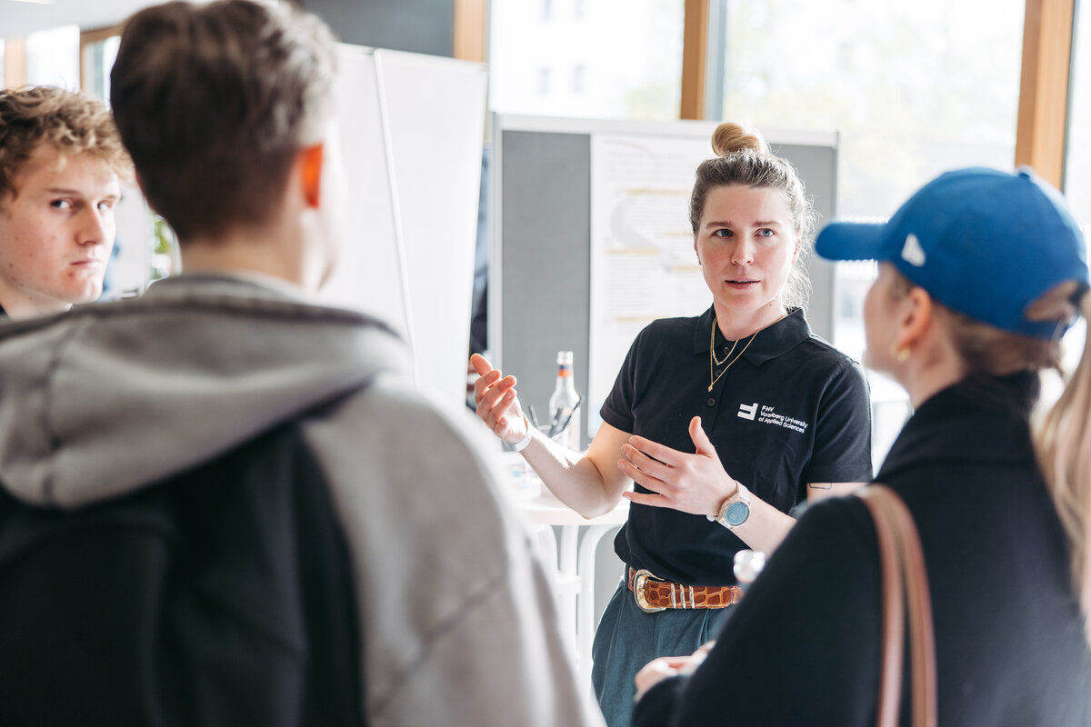 Bild von NES Studiengangsleiterin Anna Knorr im Gespräch mit Interessierten | © Sams