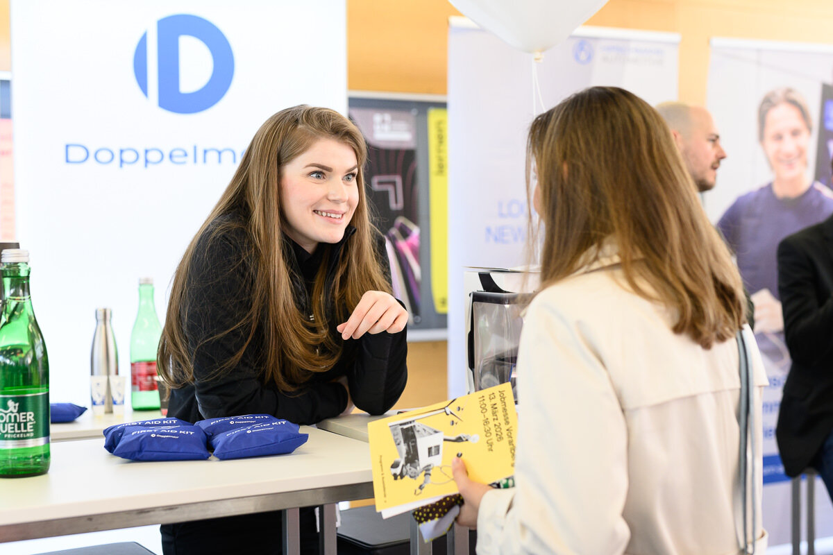 Spannende Aussteller und interessante Gespräche bei der Jobmesse Voralberg 2026 an der FHV | © FHV / Matthias Rhomberg
