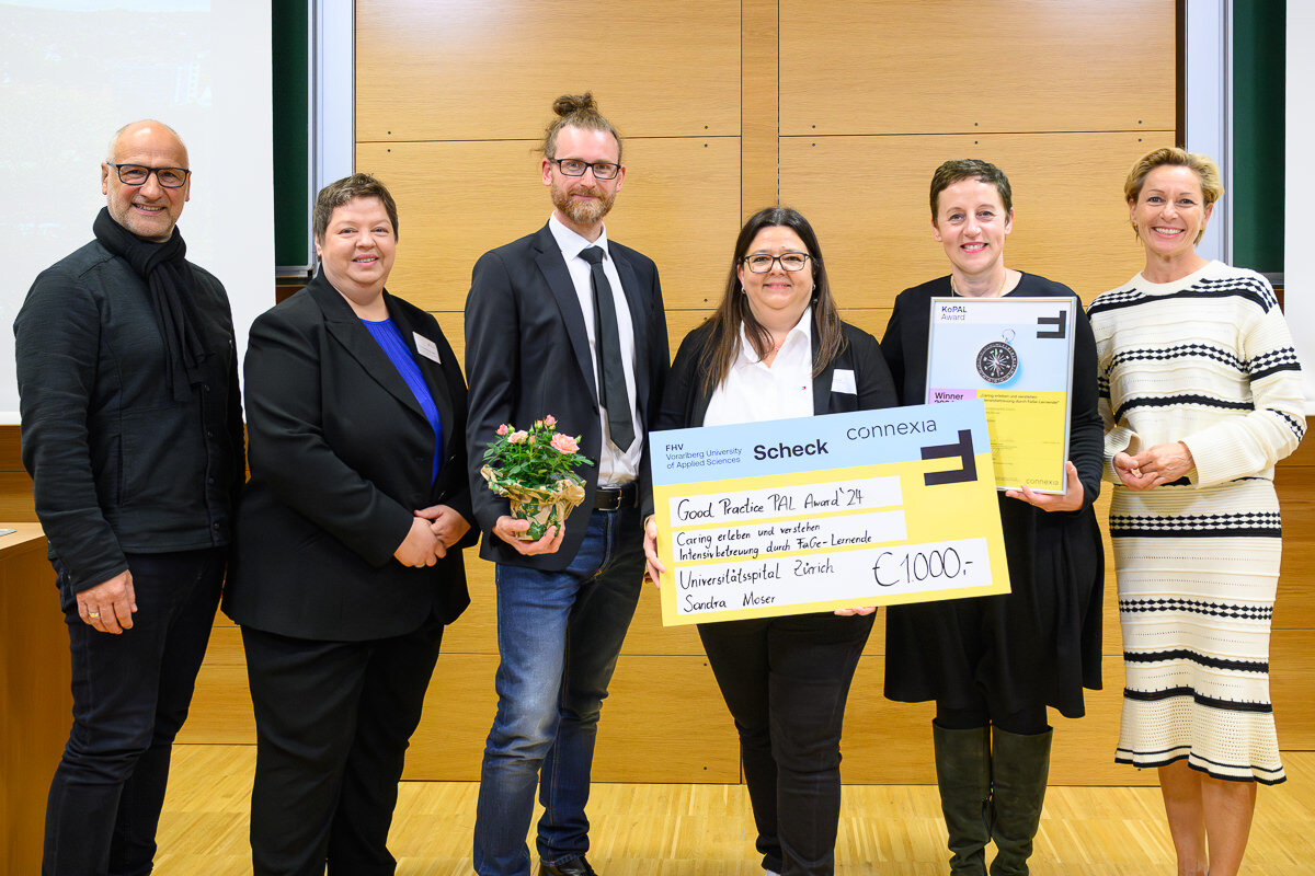 Sandra Moser und Michaela Key (2. und 3. v.r.) vom Universitätsspital Zürich freuten sich über den Good Practice PAL Award. | © FHV & Matthias Rhomberg