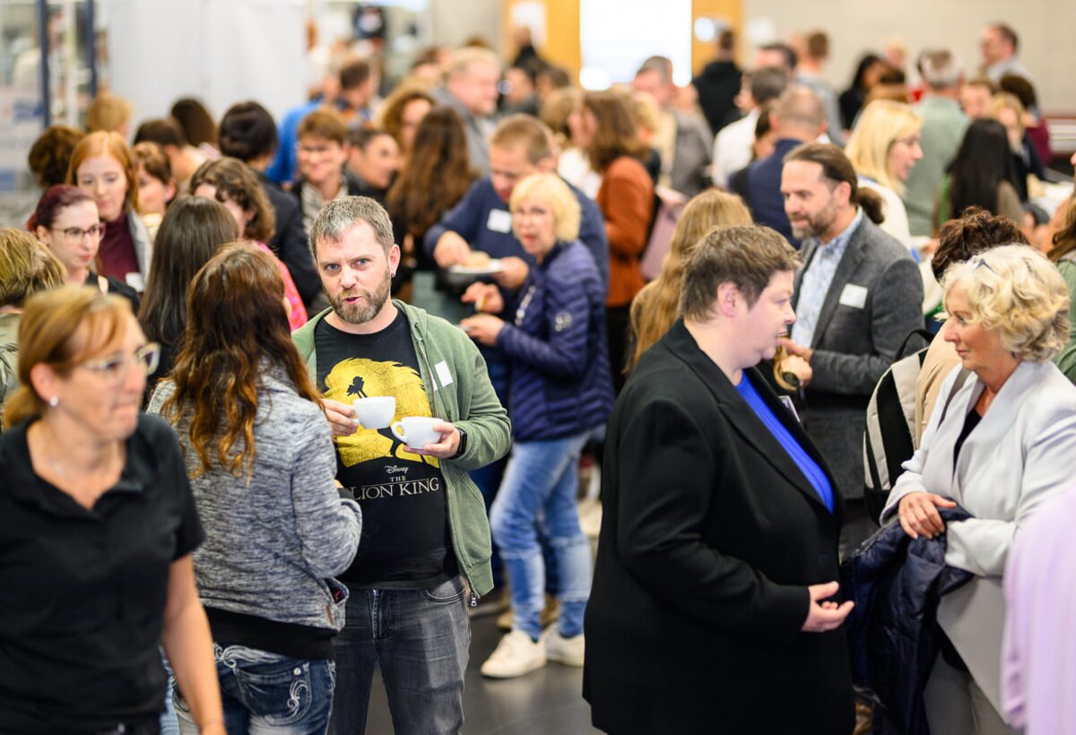 Die Teilnehmer lassen das Event bei Getränken ausklingen. | © FHV & Matthias Rhomberg