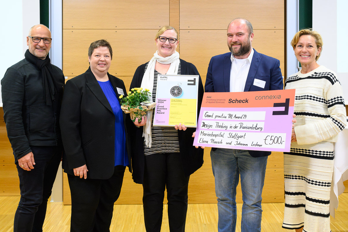 Elena Plaasch (Mitte) und Johannes Lechner (2.v.r.) vom Marienhospital Stuttgart erhielten einen Sonderpreis. | © FHV & Matthias Rhomberg