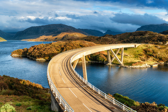 The curved Kylesku Bridge in Scottland | © Helen Hotson