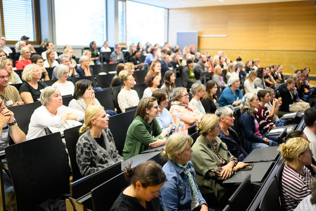 Voller Hörsaal mit interessierten Zuhörern | © Matthias Rhomberg | FHV