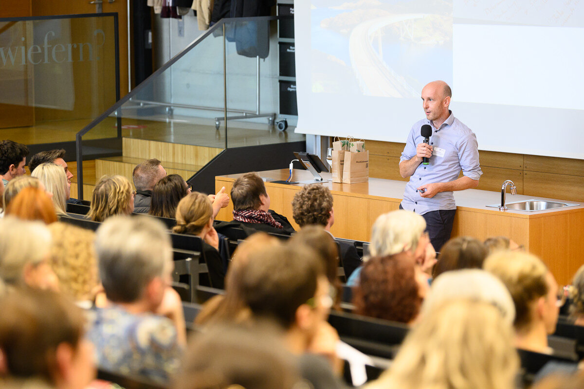 Peter Jäger hält Vortrag im Hörsaal. | © Matthias Rhomberg | FHV