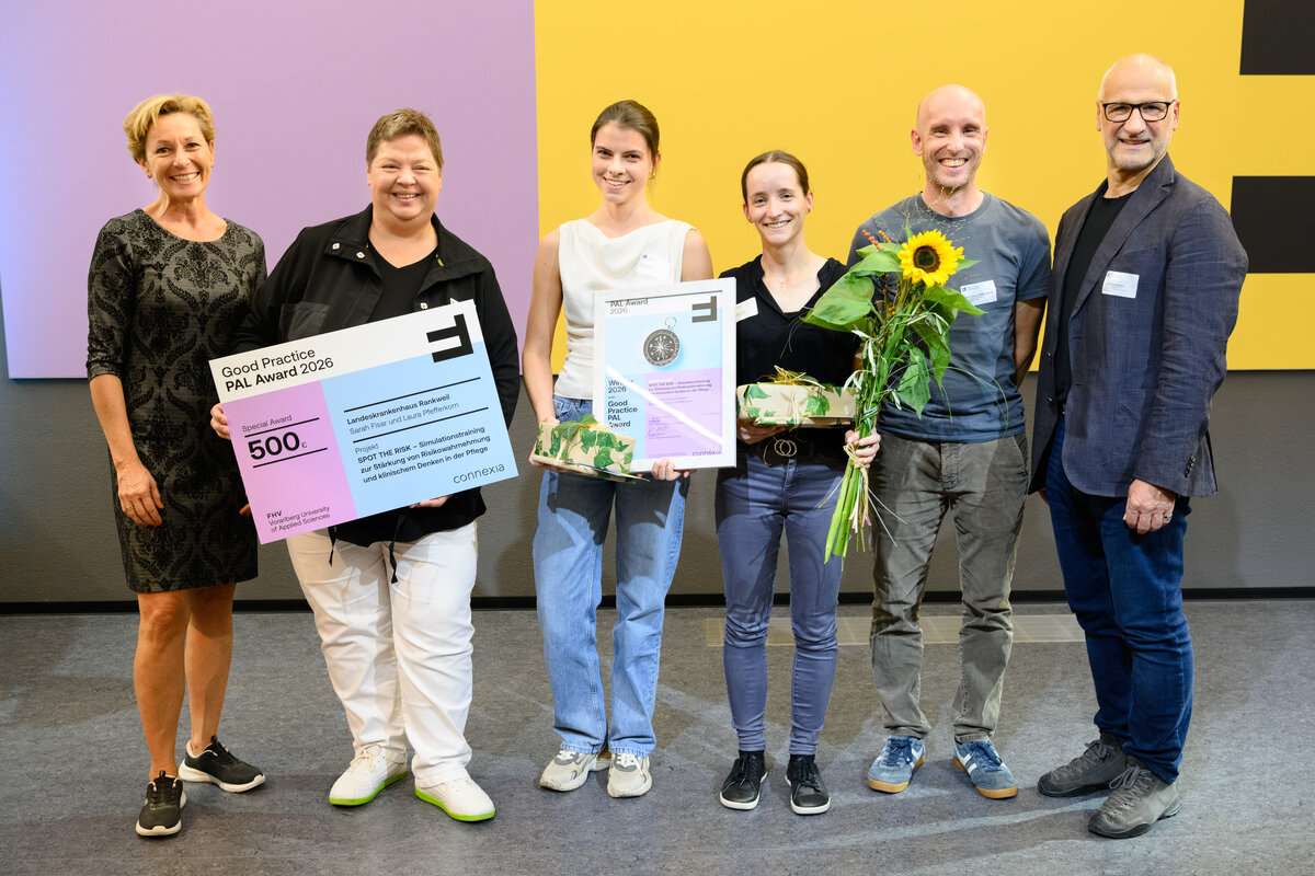 Sarah Fisar und Laura Pfefferkorn vom LKH Rankweil mit der Urkunde vom PAL Award 2026 der FHV / Connexia | © Matthias Rhomberg