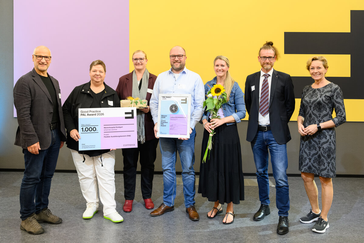 Johannes Lechner und das Team der zentralen Praxisanleitung des Marienhospital Stuttgart beim PAL Award an der FHV | © Matthias Rhomberg