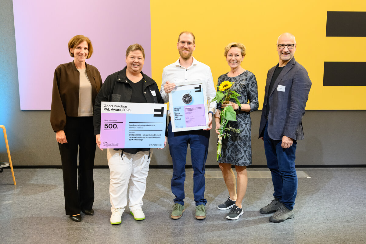 Matthias Hellmair vom LKH Feldkirch mit Urkunde vom Sonderpreis beim PAL Award 2026 von der FHV / connexia | © Matthias Rhomberg