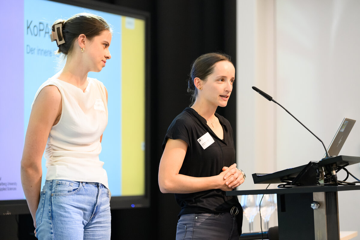 Sarah Fisar und Laura Pfefferkorn vom LKH Rankweil bei ihrer Projektpräsentation auf der KoPAL 2026 an der FHV | © Matthias Rhomberg