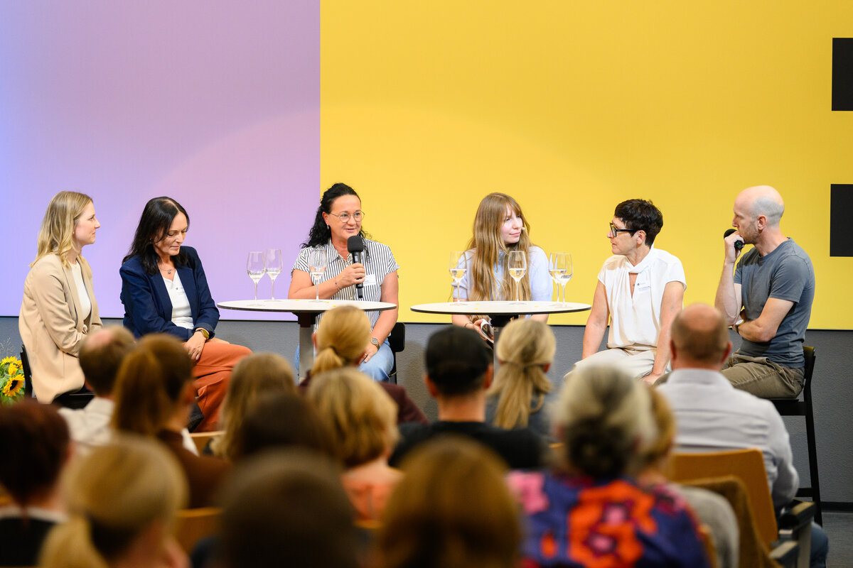 5 Personen sitzen im Halbkreis und diskutieren zum Thema "Rahmenbedingungen für psychologische Sicherheit" bei der KoPAL 2026 an der FHV | © Matthias Rhomberg