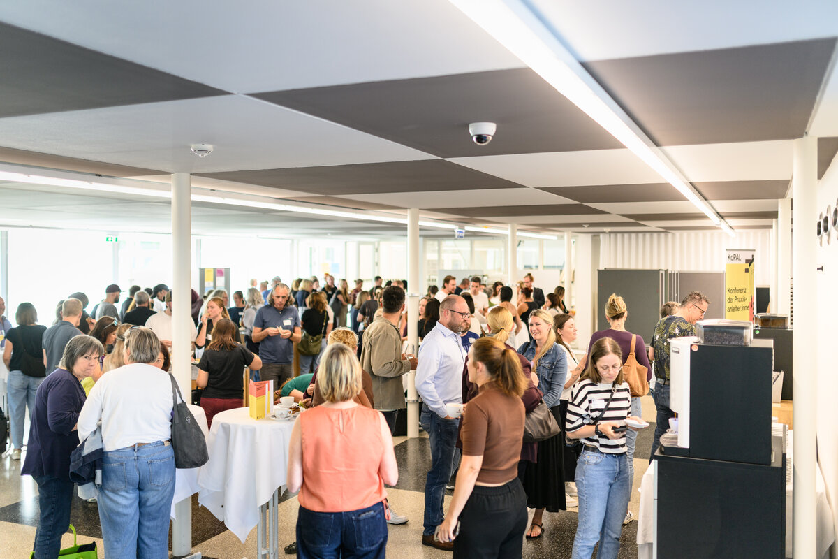 Große Menge an Menschen im Foyer der FHV bei der KoPAL 2026 | © Matthias Rhomberg