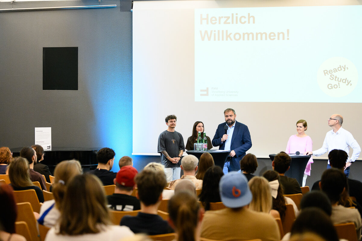Zum Studienstart begrüßten ÖH-Vertreter:innen, Bürgermeister Markus Fäßler, FHV-Rektorin Regine Kadgien und FHV-Geschäftsführer Stefan Fitz-Rankl die Studierenden (v. l. n. r.) | © FHV / Matthias Rhomberg