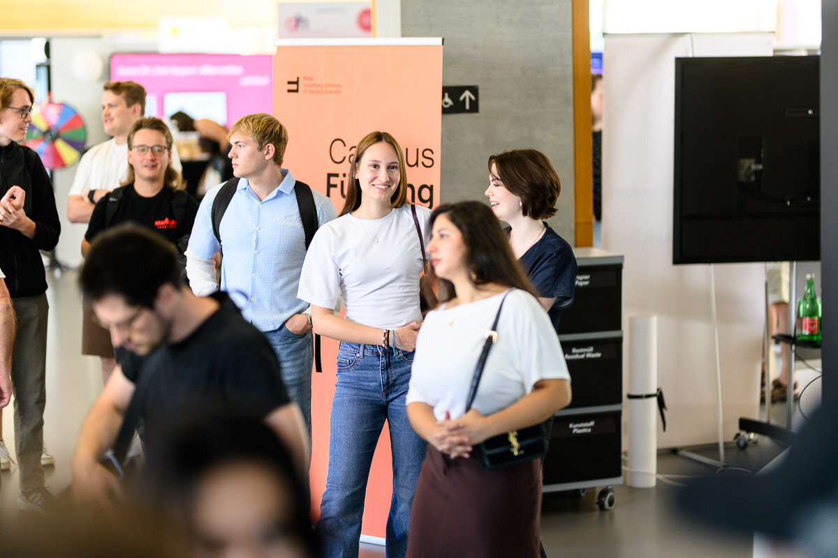 Bei Campusführungen erkundeten die Studierenden den FHV-Campus | © FHV / Matthias Rhomberg