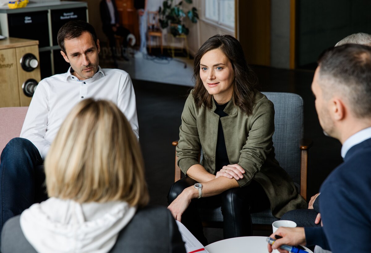 FHV-Mitarbeitende im Gespräch | © Nina Bröll / FHV