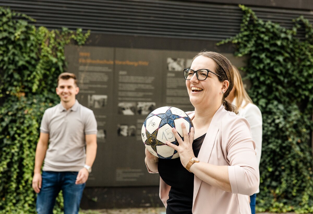 FHV-Mitarbeitende im Freien. | © Nina Bröll / FHV