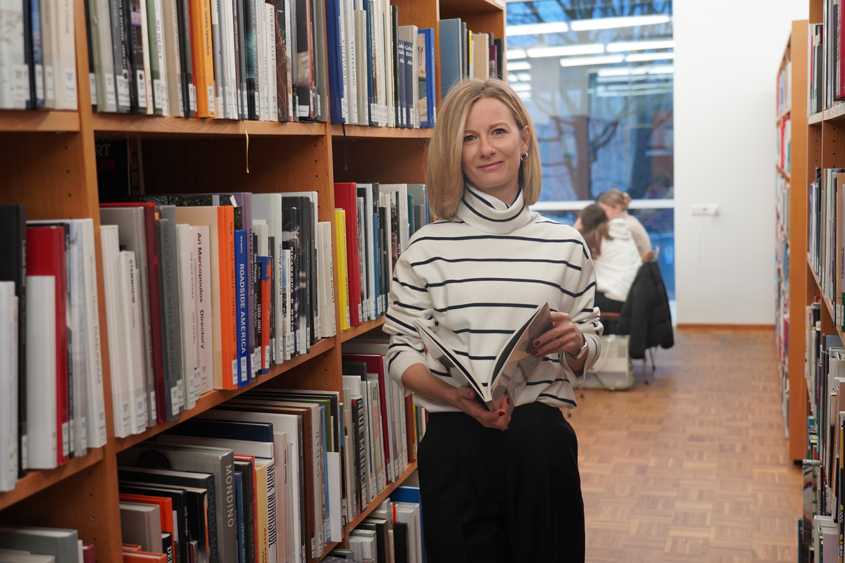 Claudia Franceschini in the library | © FHV