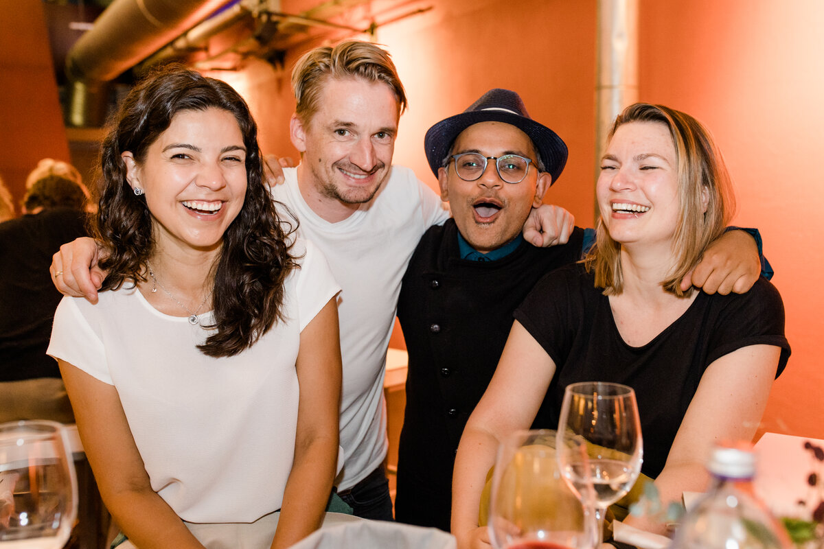 Bild von vier Absolvent:innen der FHV beim Alumni Day 2022. Sie lachen in die Kamera. | © Nina Bröll & FHV