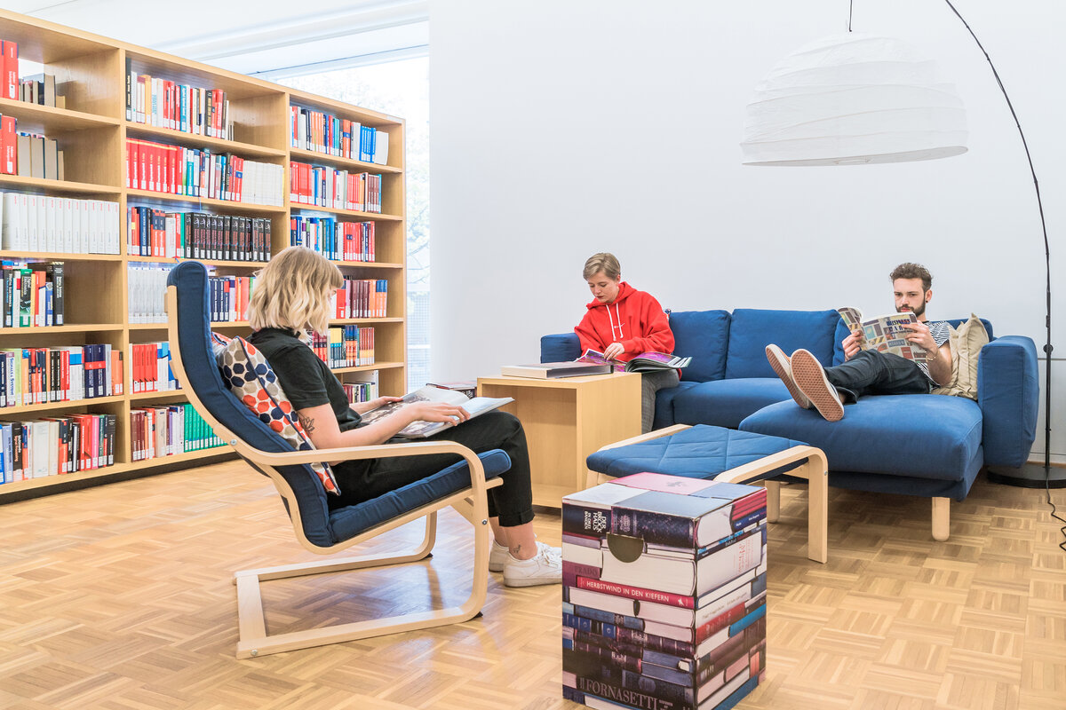 3 Personen sitzen auf dem Sofa und lesen Bücher. | © Fabrizio Prizi & FHV