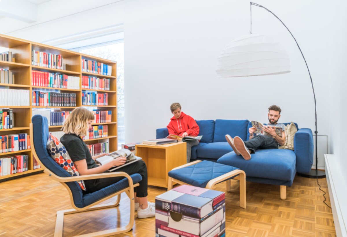 3 Personen sitzen auf dem Sofa und lesen Bücher. | © Fabrizio Prizi & FHV