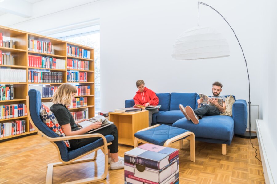Ruhezone | © Fabrizio Prizi 3 Personen sitzen auf dem Sofa und lesen Bücher | © Fabrizio Prizi